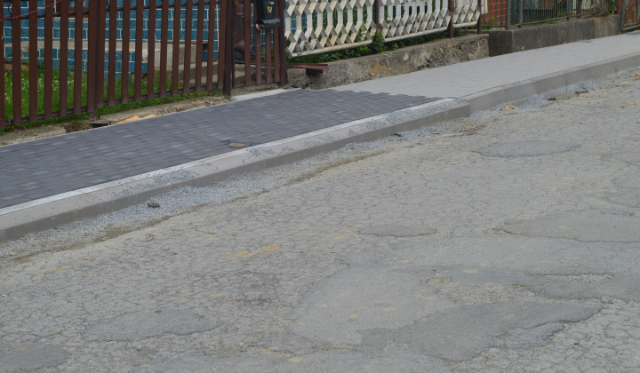 19. fotografia fotogalérie Výstavba chodníkov pozdĺž cesty III.triedy, súp.č.3 - súp.č.33